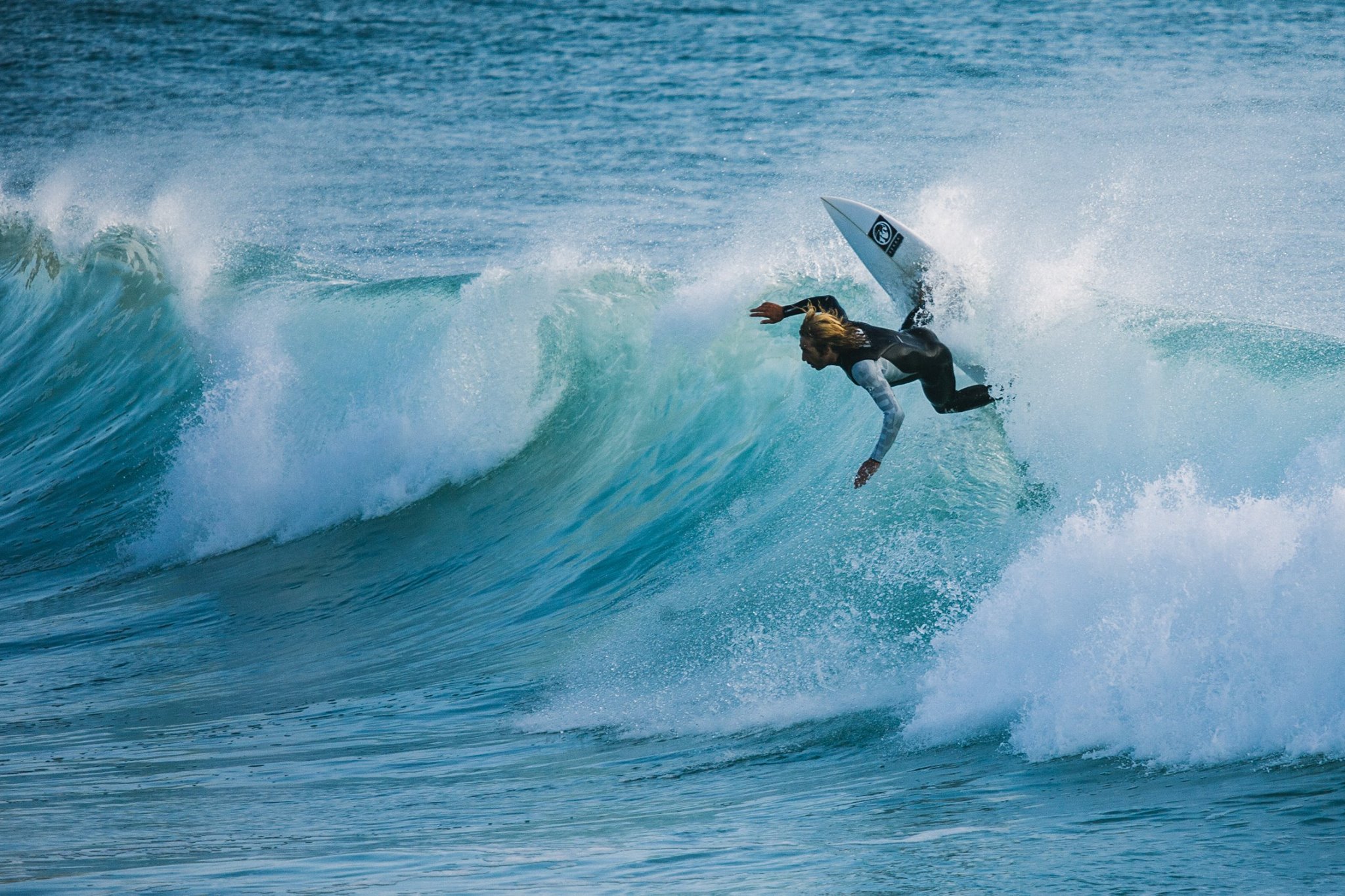 Surfer auf einer Welle vor Galicien